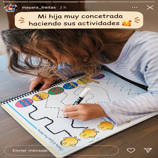 Testimonio real en historia de Instagram: una mamá comparte a su hija muy concentrada haciendo sus actividades.